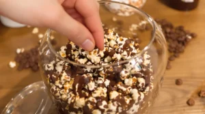 Je ne rate plus jamais mon pop-corn au chocolat : ma méthode simple pour le garder ultra-croustillant pendant des jours